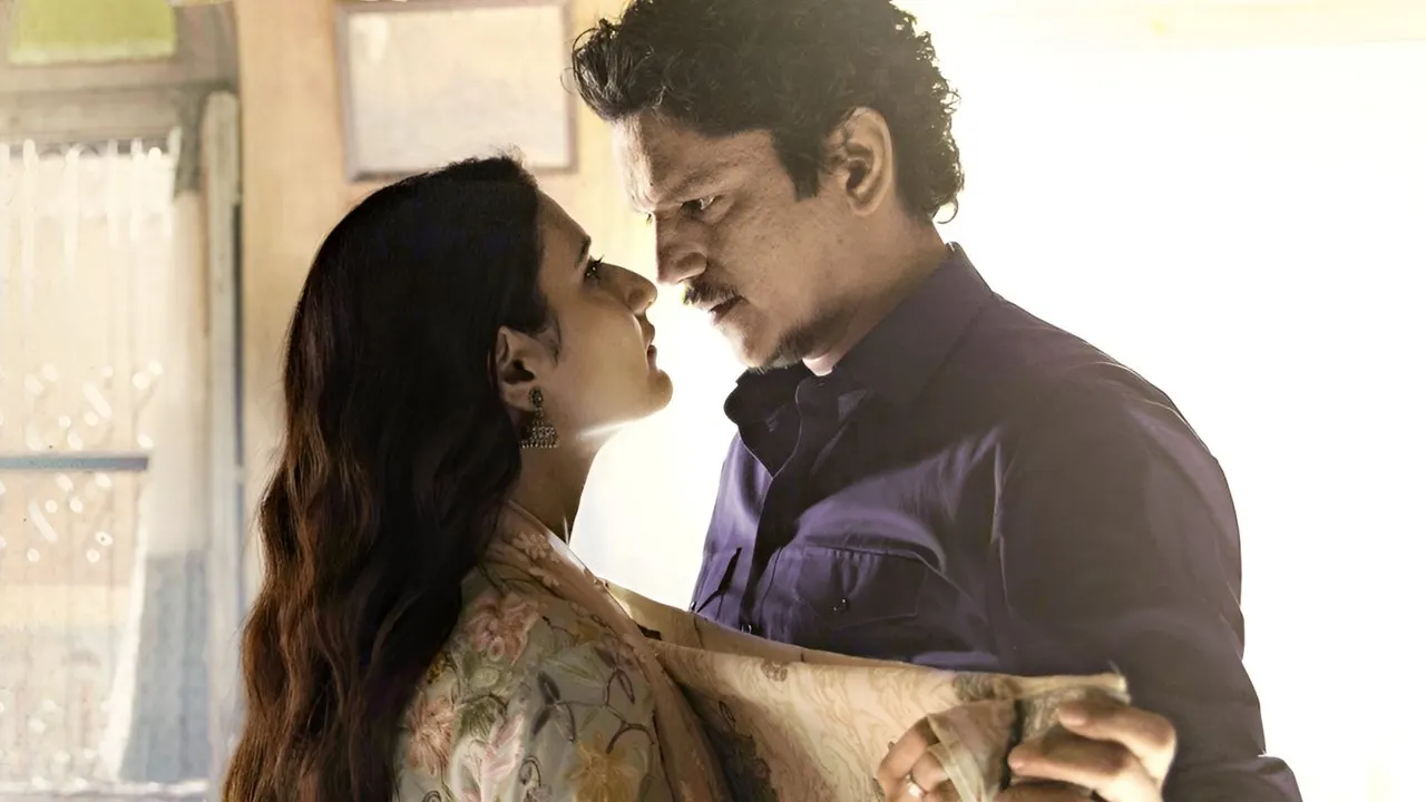 Gustaakh Ishq backdrop