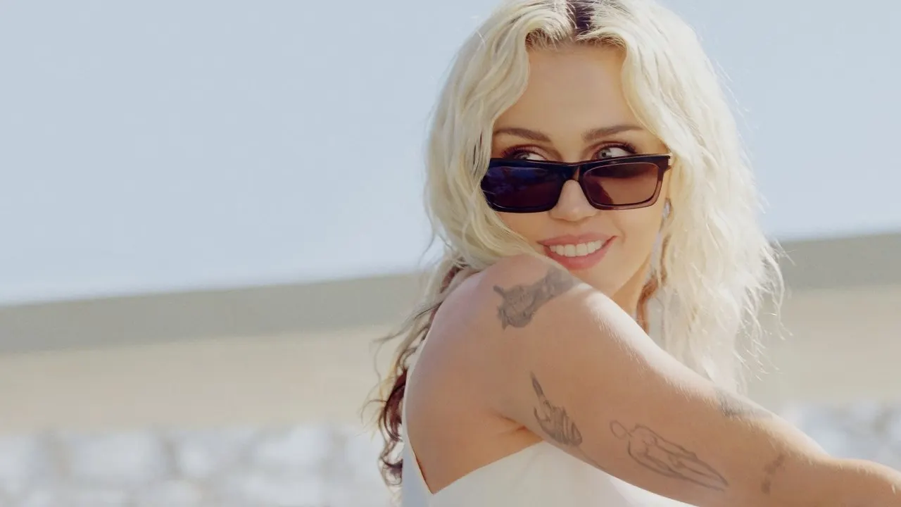 Miley Cyrus – Endless Summer Vacation (Backyard Sessions) backdrop