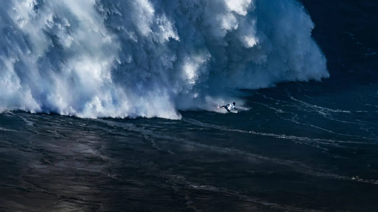 100 Foot Wave backdrop